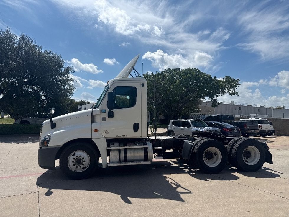 Day Cab Tractor-Heavy Duty Tractors-Freightliner-2019-Cascadia 12564ST-Garland-TX-381,798\n\t\tmiles-$ 38,500 - Image 4