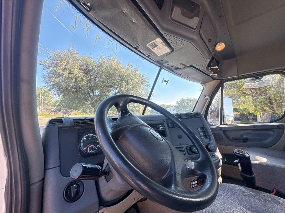 Day Cab Tractor-Heavy Duty Tractors-Freightliner-2019-Cascadia 12564ST-Garland-TX-439,924\n\t\tmiles-$ 35,250 - Image 10