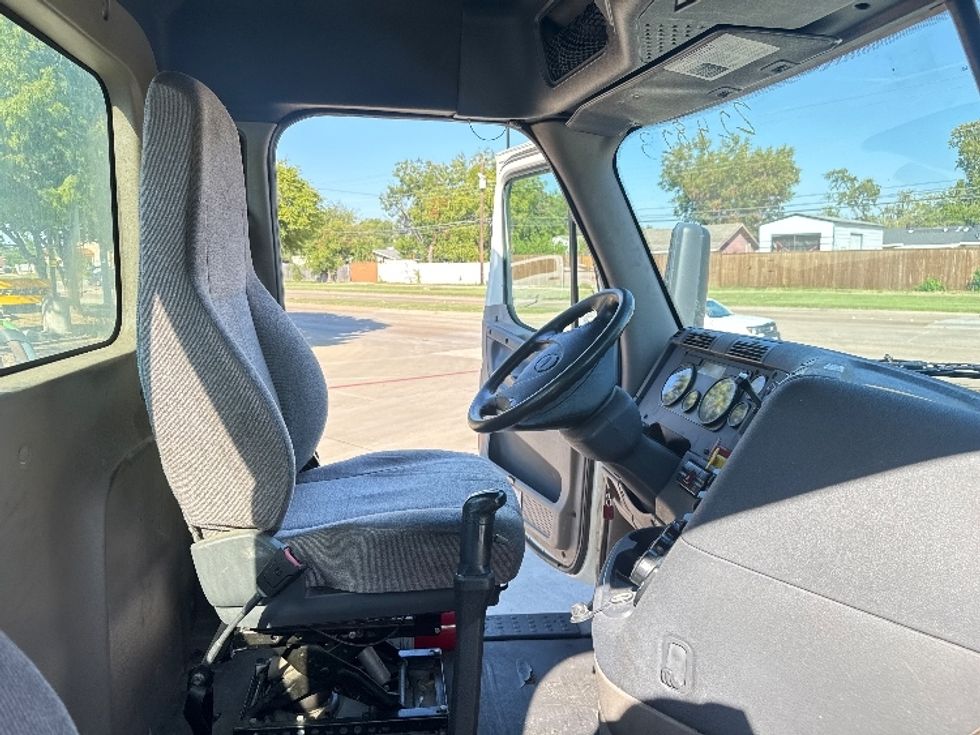 Day Cab Tractor-Heavy Duty Tractors-Freightliner-2019-Cascadia 12564ST-Garland-TX-439,924\n\t\tmiles-$ 35,250 - Image 14