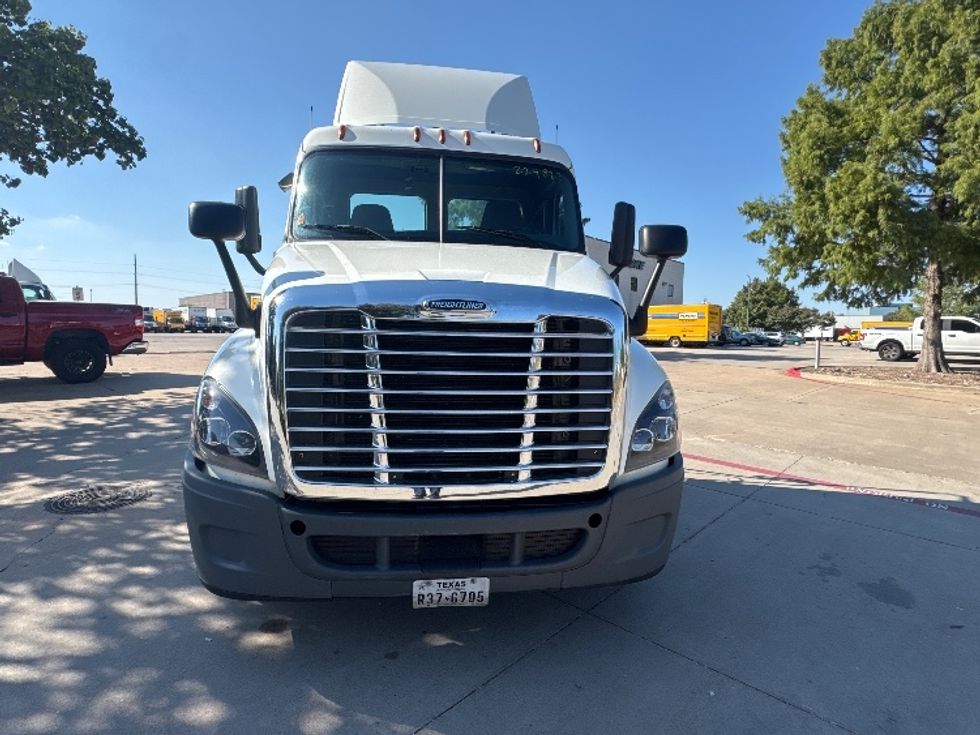 Day Cab Tractor-Heavy Duty Tractors-Freightliner-2019-Cascadia 12564ST-Garland-TX-439,924\n\t\tmiles-$ 35,250 - Image 2