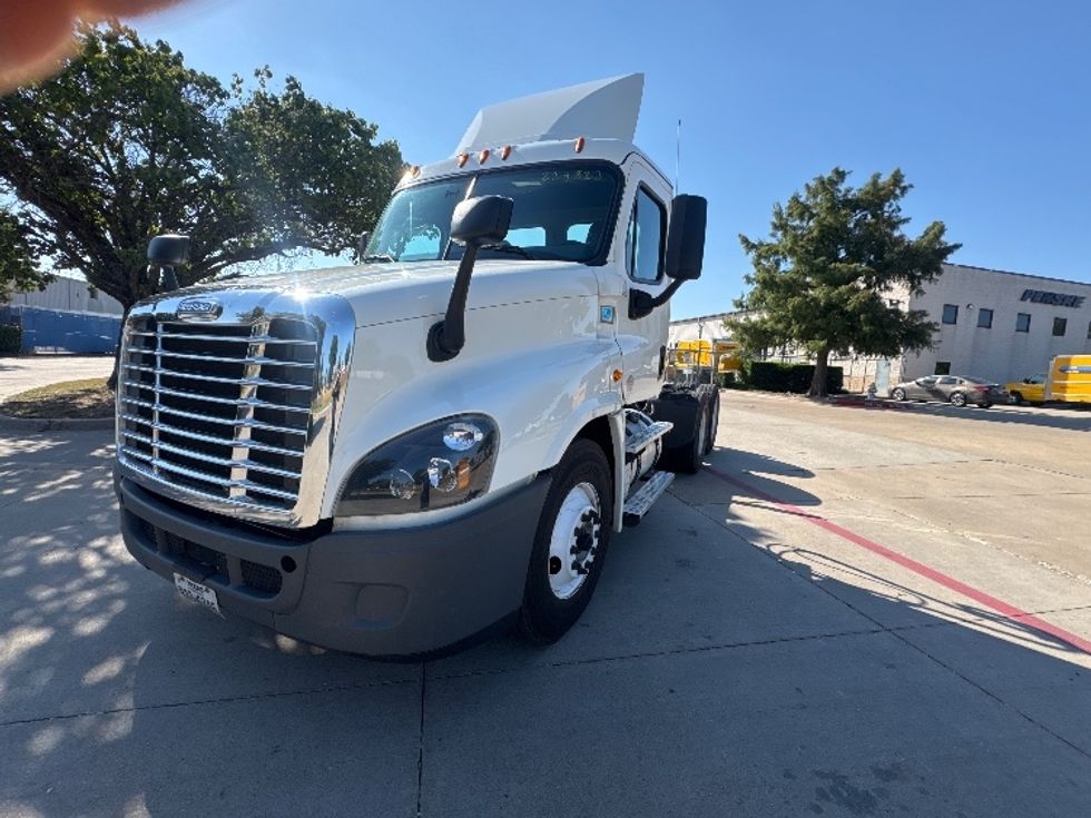 Day Cab Tractor-Heavy Duty Tractors-Freightliner-2019-Cascadia 12564ST-Garland-TX-439,924\n\t\tmiles-$ 35,250 - Image 3
