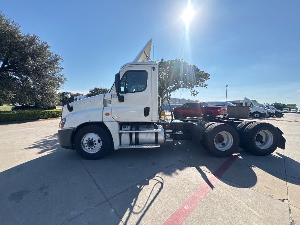 Day Cab Tractor-Heavy Duty Tractors-Freightliner-2019-Cascadia 12564ST-Garland-TX-439,924\n\t\tmiles-$ 35,250 - Image 4