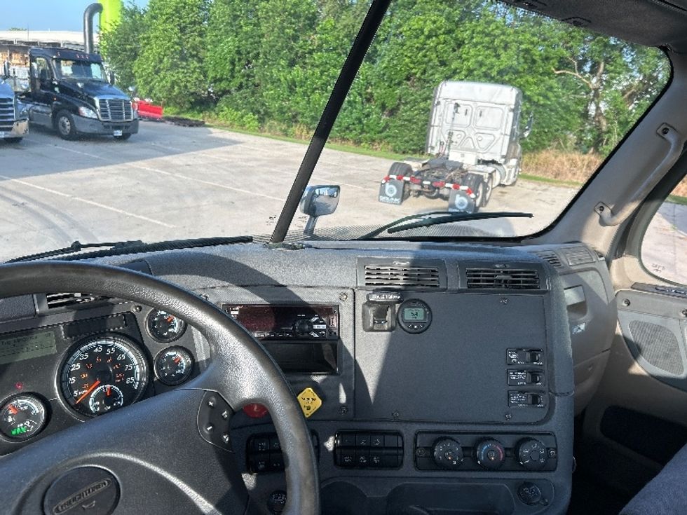 Day Cab Tractor-Heavy Duty Tractors-Freightliner-2019-Cascadia 12564ST-Goshen-IN-122,005\n\t\tmiles-$ 41,500 - Image 10