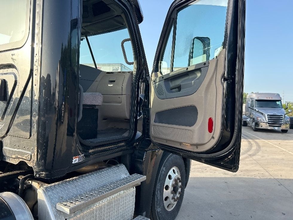 Day Cab Tractor-Heavy Duty Tractors-Freightliner-2019-Cascadia 12564ST-Goshen-IN-122,005\n\t\tmiles-$ 41,500 - Image 12