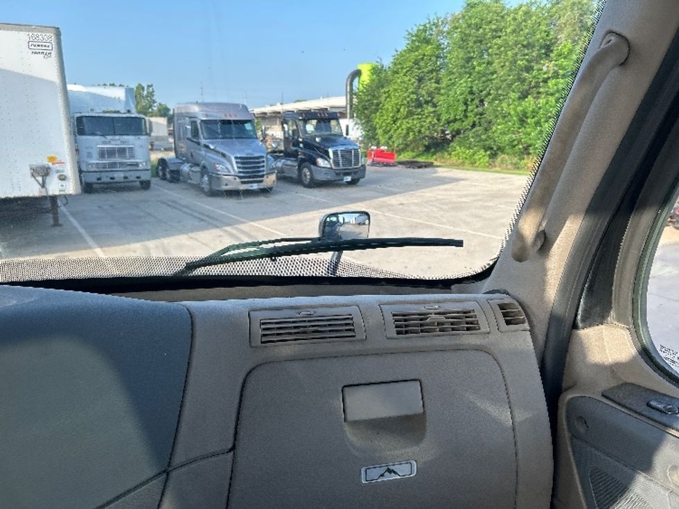 Day Cab Tractor-Heavy Duty Tractors-Freightliner-2019-Cascadia 12564ST-Goshen-IN-122,005\n\t\tmiles-$ 41,500 - Image 13