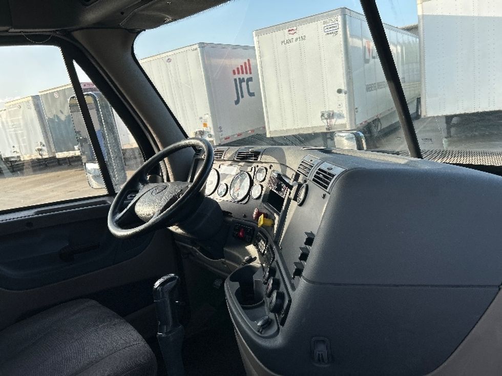 Day Cab Tractor-Heavy Duty Tractors-Freightliner-2019-Cascadia 12564ST-Goshen-IN-122,005\n\t\tmiles-$ 41,500 - Image 14