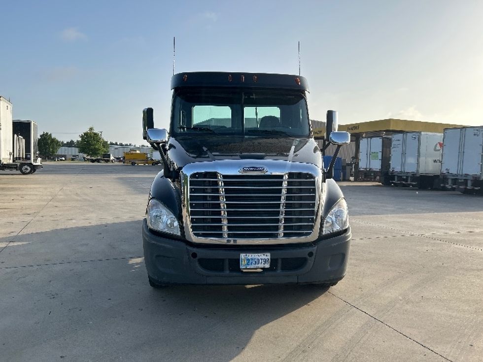Day Cab Tractor-Heavy Duty Tractors-Freightliner-2019-Cascadia 12564ST-Goshen-IN-122,005\n\t\tmiles-$ 41,500 - Image 2