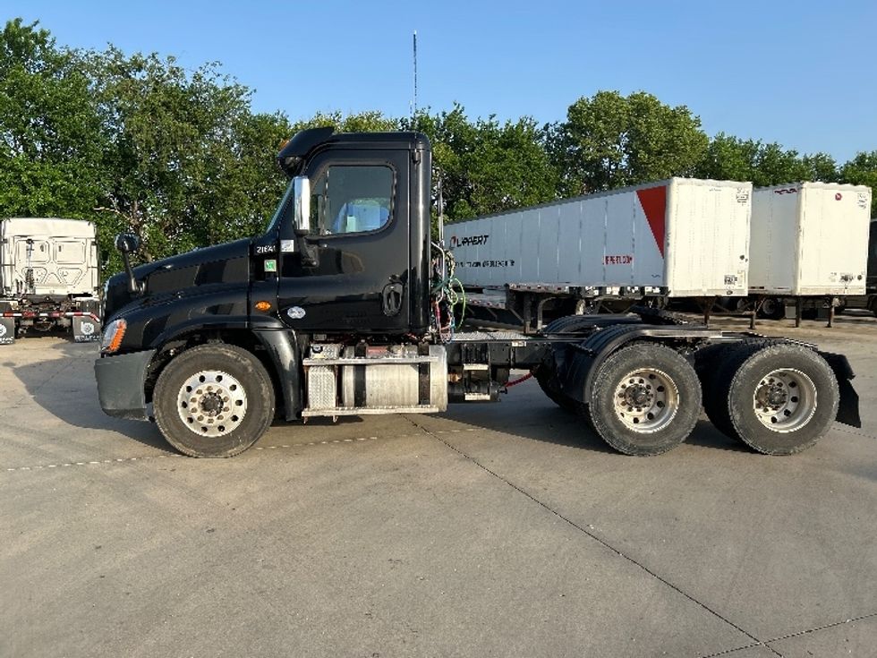 Day Cab Tractor-Heavy Duty Tractors-Freightliner-2019-Cascadia 12564ST-Goshen-IN-122,005\n\t\tmiles-$ 41,500 - Image 4