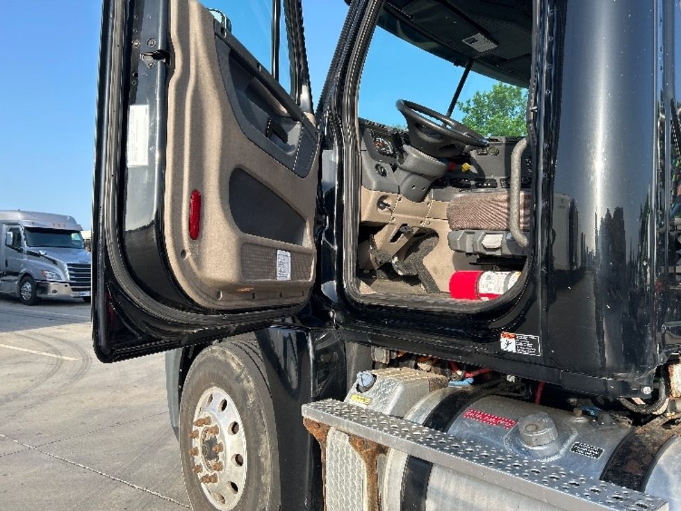 Day Cab Tractor-Heavy Duty Tractors-Freightliner-2019-Cascadia 12564ST-Goshen-IN-122,005\n\t\tmiles-$ 41,500 - Image 9