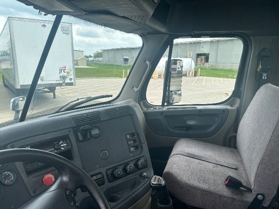 Day Cab Tractor-Heavy Duty Tractors-Freightliner-2019-Cascadia 12564ST-Goshen-IN-146,932\n\t\tmiles-$ 43,250 - Image 10