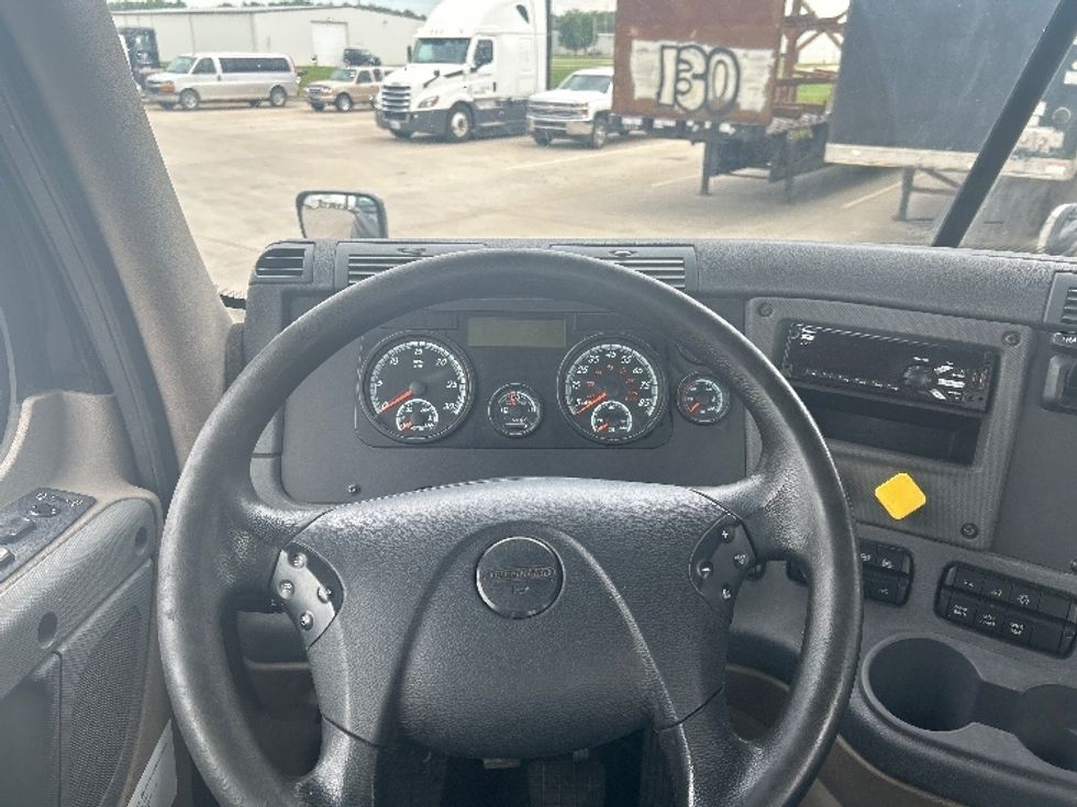 Day Cab Tractor-Heavy Duty Tractors-Freightliner-2019-Cascadia 12564ST-Goshen-IN-146,932\n\t\tmiles-$ 43,250 - Image 11