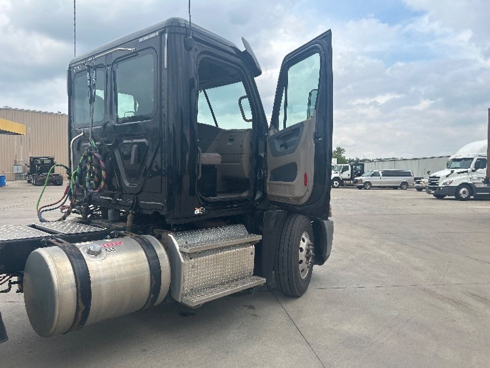 Day Cab Tractor-Heavy Duty Tractors-Freightliner-2019-Cascadia 12564ST-Goshen-IN-146,932\n\t\tmiles-$ 43,250 - Image 12