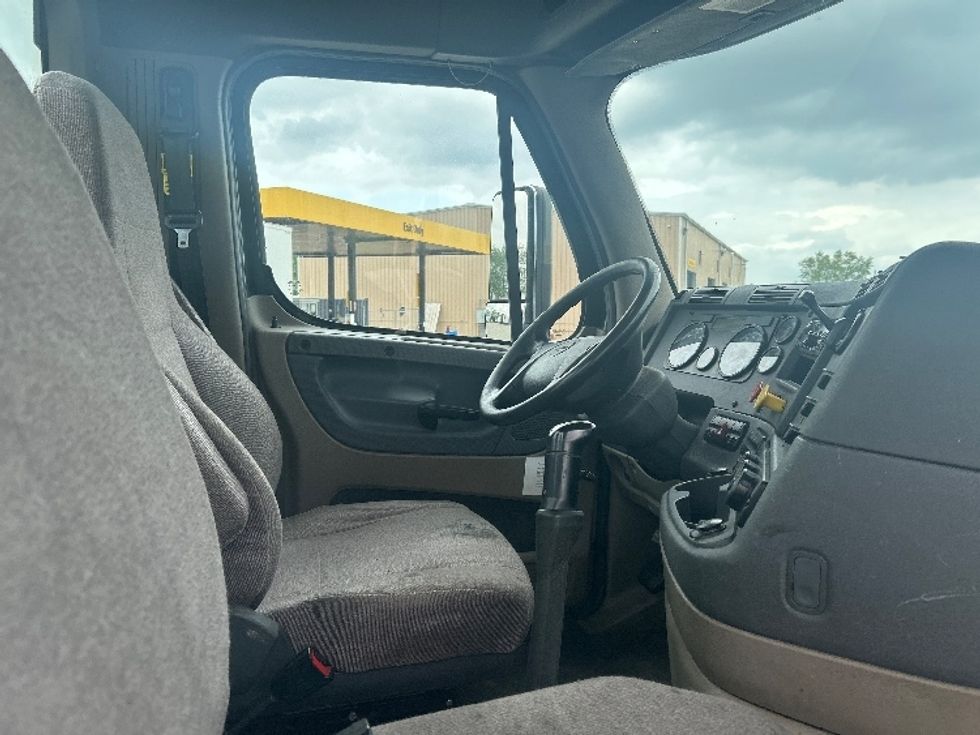 Day Cab Tractor-Heavy Duty Tractors-Freightliner-2019-Cascadia 12564ST-Goshen-IN-146,932\n\t\tmiles-$ 43,250 - Image 15