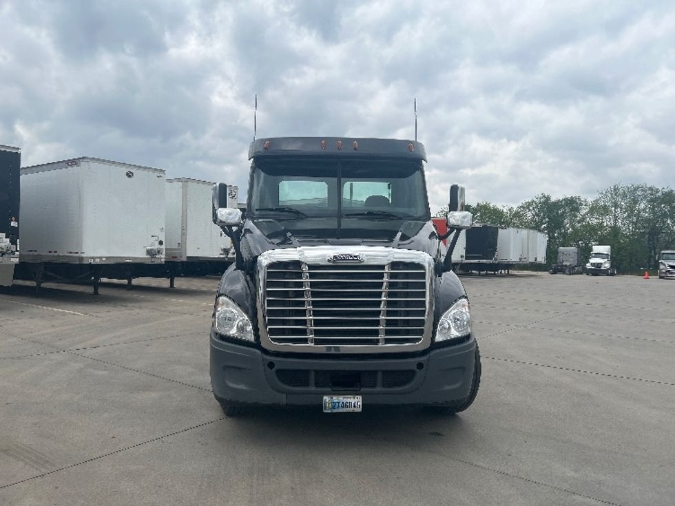 Day Cab Tractor-Heavy Duty Tractors-Freightliner-2019-Cascadia 12564ST-Goshen-IN-146,932\n\t\tmiles-$ 43,250 - Image 2