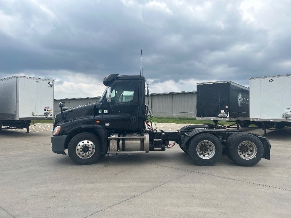 Day Cab Tractor-Heavy Duty Tractors-Freightliner-2019-Cascadia 12564ST-Goshen-IN-146,932\n\t\tmiles-$ 43,250 - Image 4