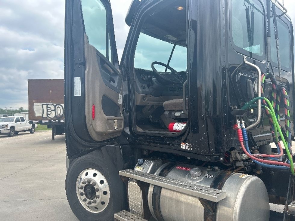 Day Cab Tractor-Heavy Duty Tractors-Freightliner-2019-Cascadia 12564ST-Goshen-IN-146,932\n\t\tmiles-$ 43,250 - Image 9