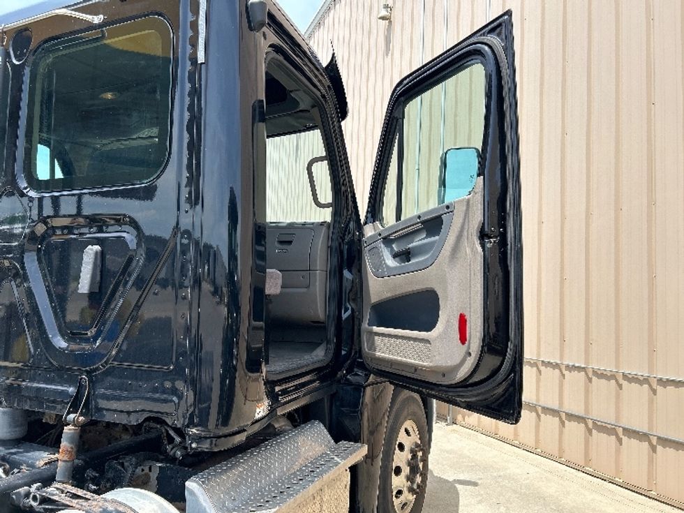 Day Cab Tractor-Heavy Duty Tractors-Freightliner-2019-Cascadia 12564ST-Goshen-IN-152,568\n\t\tmiles-$ 41,500 - Image 12