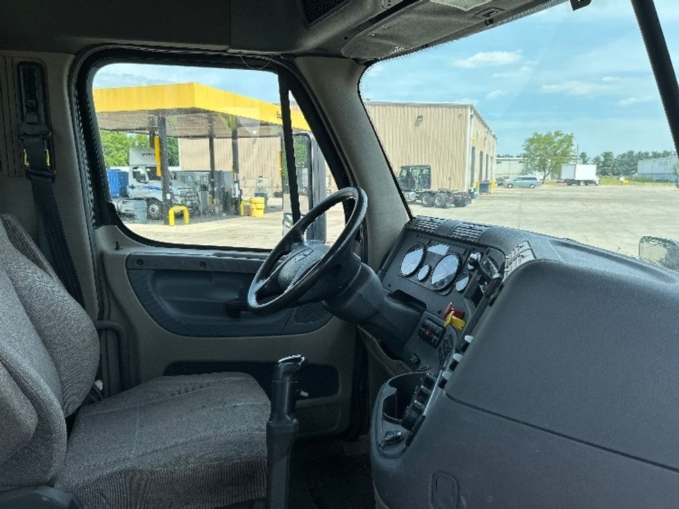 Day Cab Tractor-Heavy Duty Tractors-Freightliner-2019-Cascadia 12564ST-Goshen-IN-152,568\n\t\tmiles-$ 41,500 - Image 14