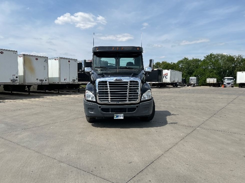 Day Cab Tractor-Heavy Duty Tractors-Freightliner-2019-Cascadia 12564ST-Goshen-IN-152,568\n\t\tmiles-$ 41,500 - Image 2