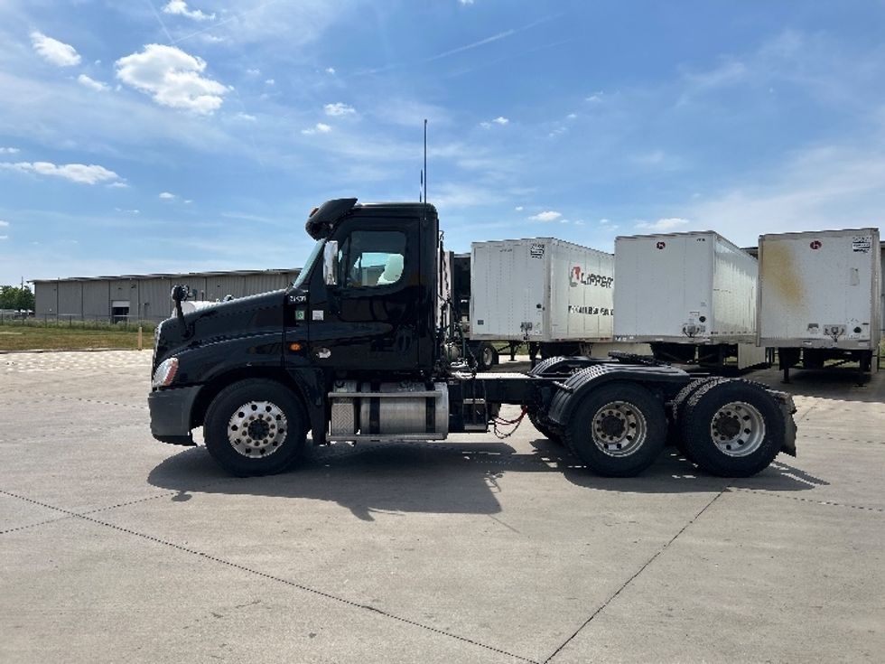 Day Cab Tractor-Heavy Duty Tractors-Freightliner-2019-Cascadia 12564ST-Goshen-IN-152,568\n\t\tmiles-$ 41,500 - Image 4