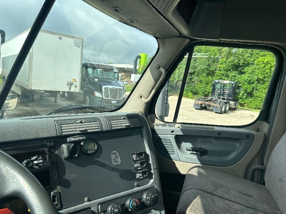 Day Cab Tractor-Heavy Duty Tractors-Freightliner-2019-Cascadia 12564ST-Goshen-IN-157,724\n\t\tmiles-$ 41,500 - Image 10
