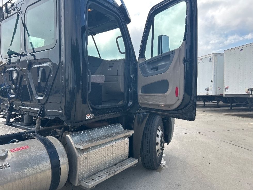 Day Cab Tractor-Heavy Duty Tractors-Freightliner-2019-Cascadia 12564ST-Goshen-IN-157,724\n\t\tmiles-$ 41,500 - Image 12