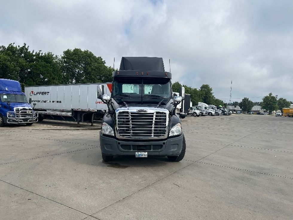 Day Cab Tractor-Heavy Duty Tractors-Freightliner-2019-Cascadia 12564ST-Goshen-IN-157,724\n\t\tmiles-$ 41,500 - Image 2