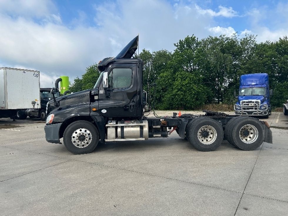 Day Cab Tractor-Heavy Duty Tractors-Freightliner-2019-Cascadia 12564ST-Goshen-IN-157,724\n\t\tmiles-$ 41,500 - Image 4