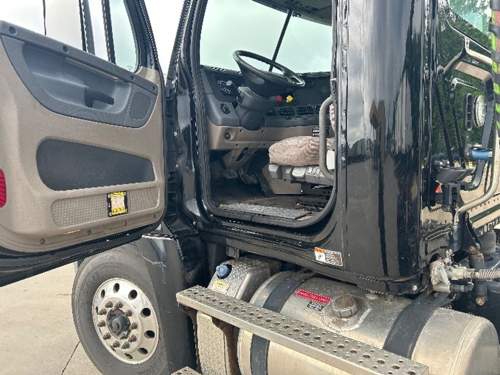 Day Cab Tractor-Heavy Duty Tractors-Freightliner-2019-Cascadia 12564ST-Goshen-IN-157,724\n\t\tmiles-$ 41,500 - Image 9