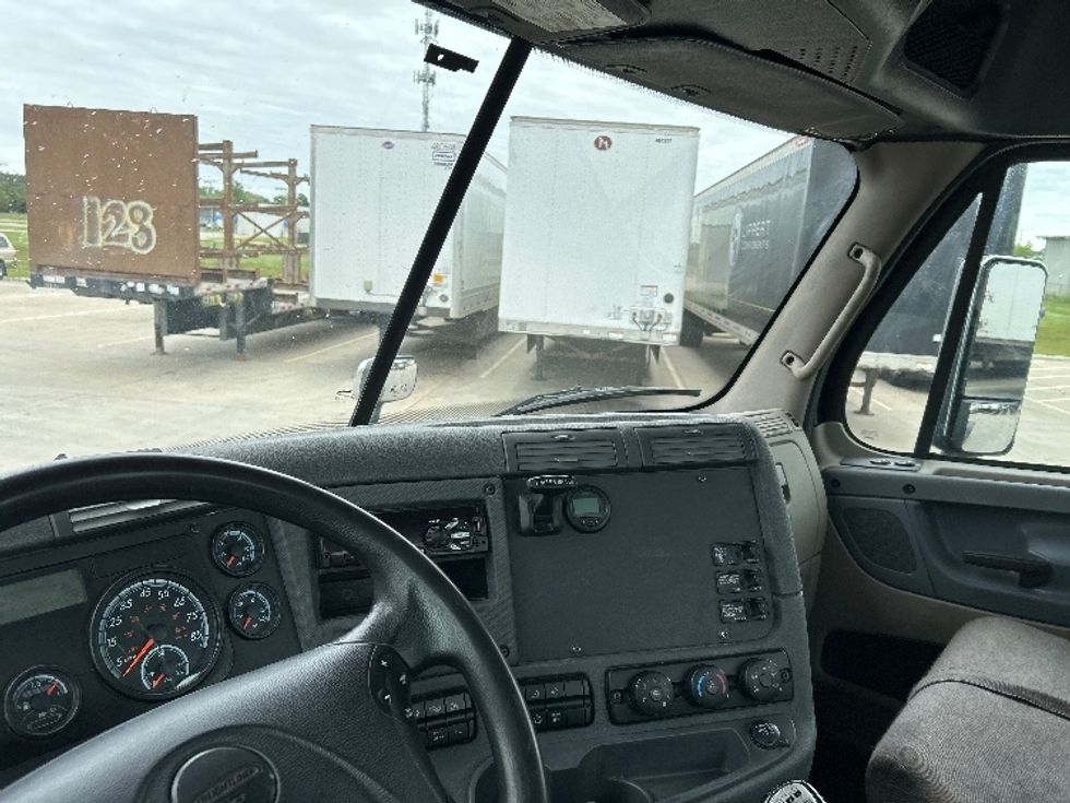 Day Cab Tractor-Heavy Duty Tractors-Freightliner-2019-Cascadia 12564ST-Goshen-IN-171,319\n\t\tmiles-$ 41,500 - Image 10