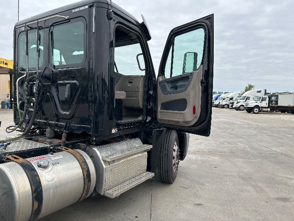 Day Cab Tractor-Heavy Duty Tractors-Freightliner-2019-Cascadia 12564ST-Goshen-IN-171,319\n\t\tmiles-$ 41,500 - Image 12