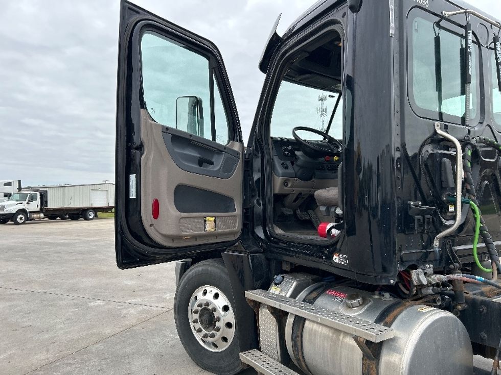 Day Cab Tractor-Heavy Duty Tractors-Freightliner-2019-Cascadia 12564ST-Goshen-IN-171,319\n\t\tmiles-$ 41,500 - Image 9