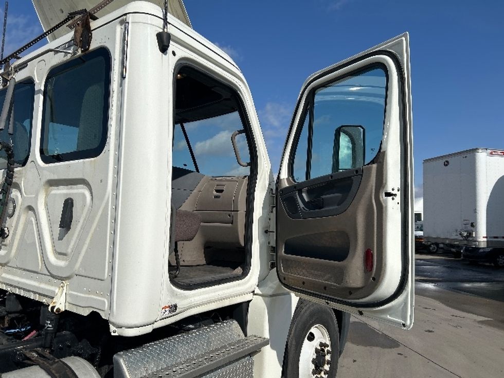 Day Cab Tractor-Heavy Duty Tractors-Freightliner-2019-Cascadia 12564ST-Goshen-IN-265,523\n\t\tmiles-$ 42,750 - Image 12