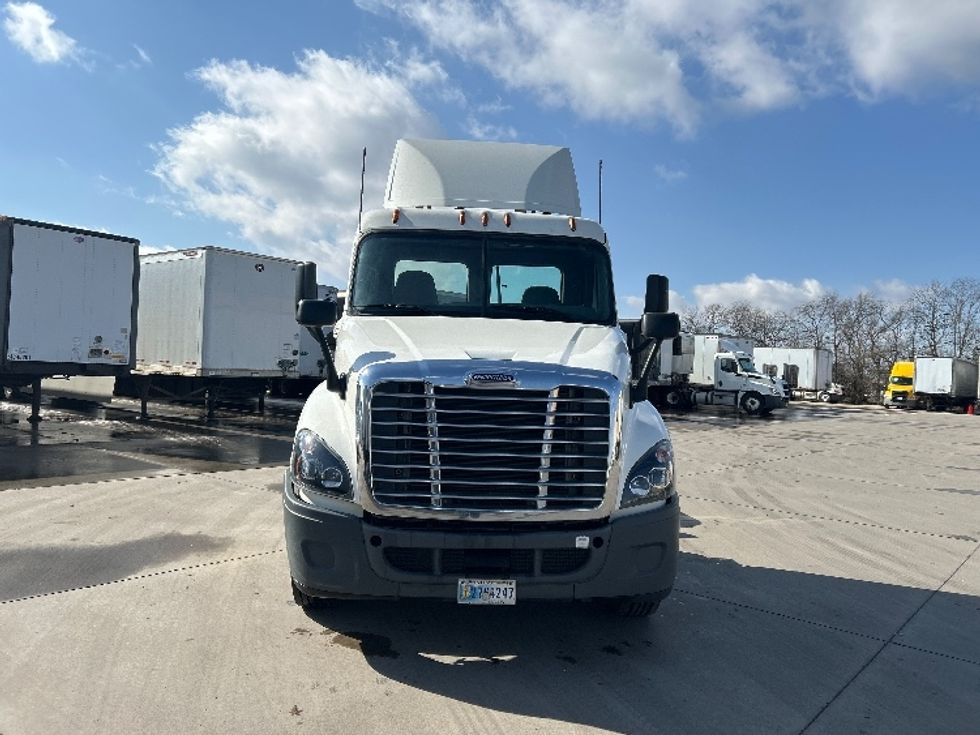 Day Cab Tractor-Heavy Duty Tractors-Freightliner-2019-Cascadia 12564ST-Goshen-IN-265,523\n\t\tmiles-$ 42,750 - Image 2