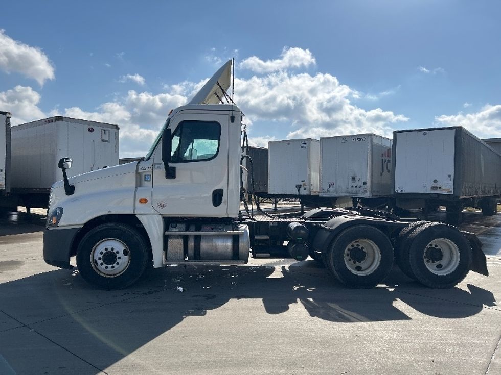 Day Cab Tractor-Heavy Duty Tractors-Freightliner-2019-Cascadia 12564ST-Goshen-IN-265,523\n\t\tmiles-$ 42,750 - Image 4