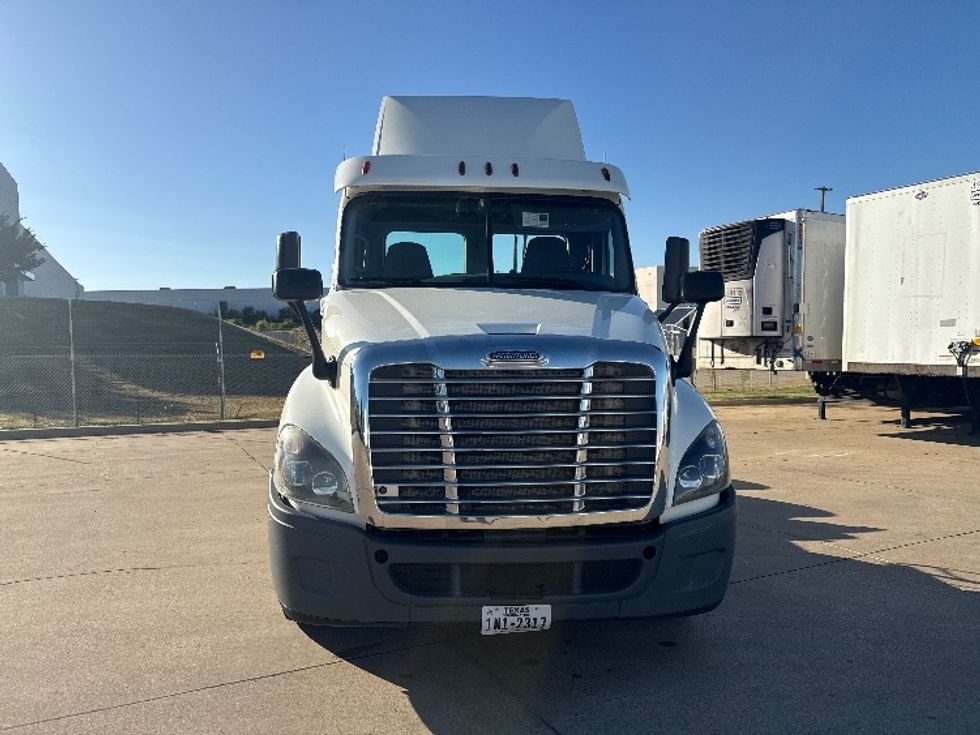 Day Cab Tractor-Heavy Duty Tractors-Freightliner-2019-Cascadia 12564ST-Grand Prairie-TX-301,187\n\t\tmiles-$ 47,000 - Image 2