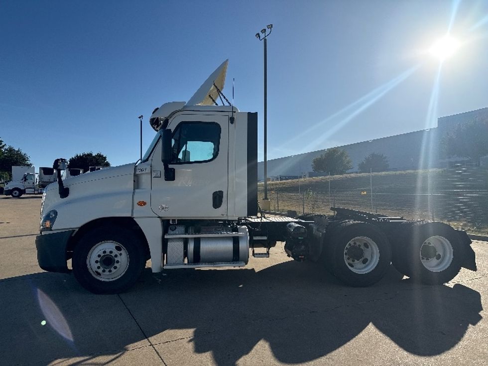 Day Cab Tractor-Heavy Duty Tractors-Freightliner-2019-Cascadia 12564ST-Grand Prairie-TX-301,187\n\t\tmiles-$ 47,000 - Image 4