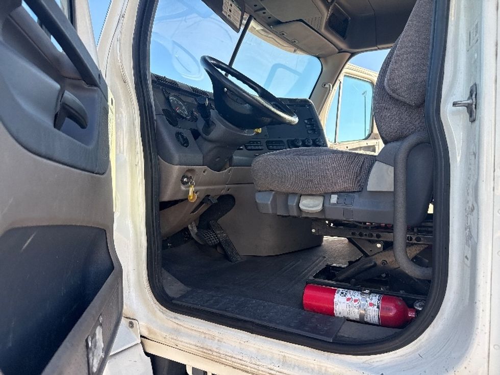 Day Cab Tractor-Heavy Duty Tractors-Freightliner-2019-Cascadia 12564ST-Grand Prairie-TX-301,187\n\t\tmiles-$ 47,000 - Image 9