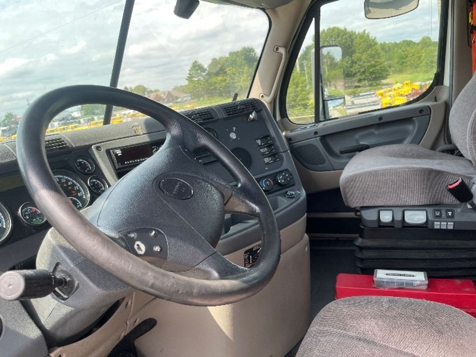 Day Cab Tractor-Heavy Duty Tractors-Freightliner-2019-Cascadia 12564ST-Greensboro-NC-485,015\n\t\tmiles-$ 36,000 - Image 10