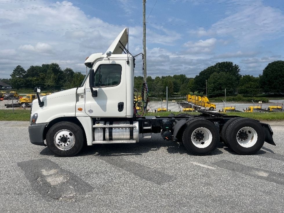 Day Cab Tractor-Heavy Duty Tractors-Freightliner-2019-Cascadia 12564ST-Greensboro-NC-485,015\n\t\tmiles-$ 36,000 - Image 4