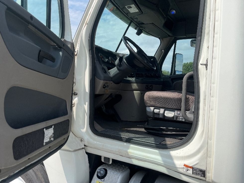 Day Cab Tractor-Heavy Duty Tractors-Freightliner-2019-Cascadia 12564ST-Greensboro-NC-485,015\n\t\tmiles-$ 36,000 - Image 9