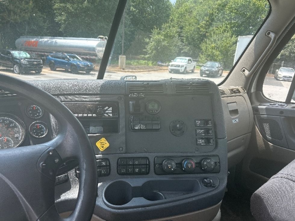 Day Cab Tractor-Heavy Duty Tractors-Freightliner-2019-Cascadia 12564ST-Greensboro-NC-508,051\n\t\tmiles-$ 37,500 - Image 10