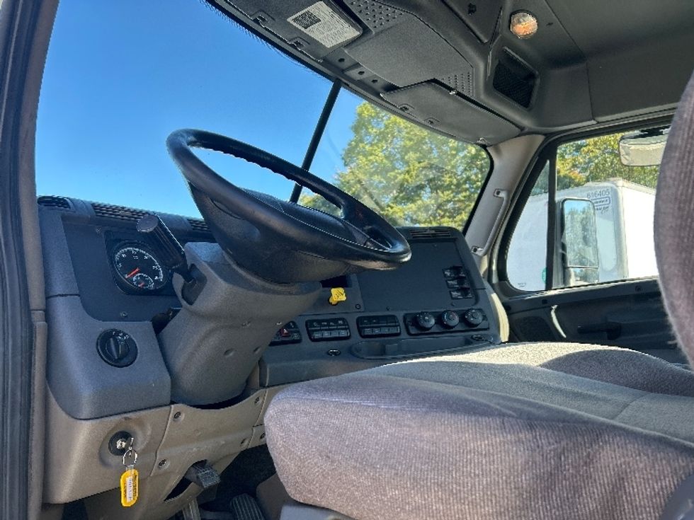 Day Cab Tractor-Heavy Duty Tractors-Freightliner-2019-Cascadia 12564ST-Greensboro-NC-580,852\n\t\tmiles-$ 26,500 - Image 9