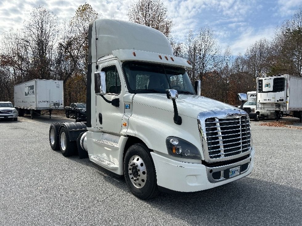 Day Cab Tractor-Heavy Duty Tractors-Freightliner-2019-Cascadia 12564ST-Greensboro-NC-785,676\n\t\tmiles-$ 24,250 - Image 1