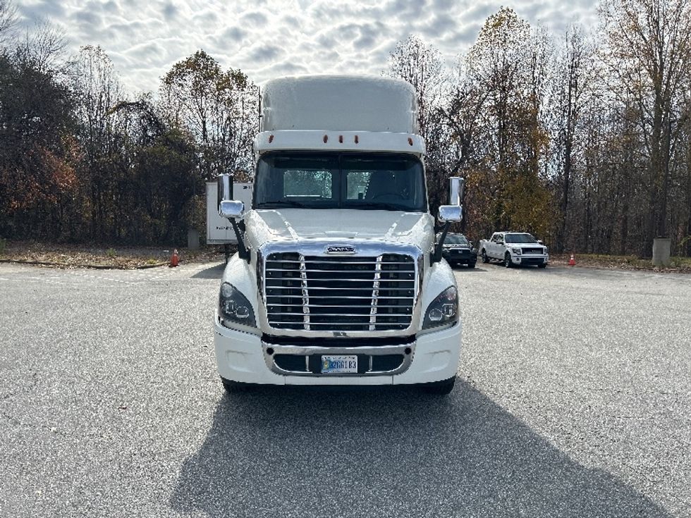 Day Cab Tractor-Heavy Duty Tractors-Freightliner-2019-Cascadia 12564ST-Greensboro-NC-785,676\n\t\tmiles-$ 24,250 - Image 2