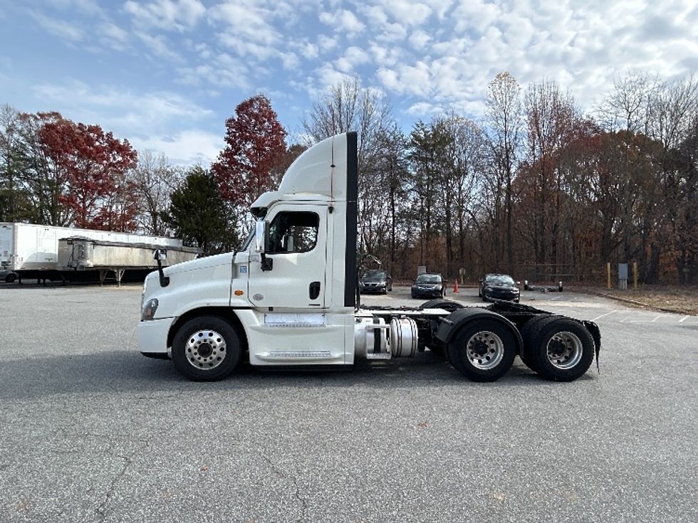 Day Cab Tractor-Heavy Duty Tractors-Freightliner-2019-Cascadia 12564ST-Greensboro-NC-785,676\n\t\tmiles-$ 24,250 - Image 4