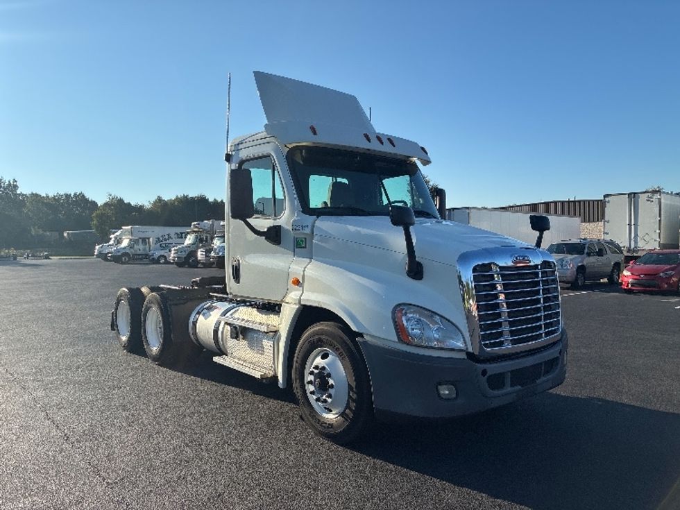 Day Cab Tractor-Heavy Duty Tractors-Freightliner-2019-Cascadia 12564ST-Greenville-SC-311,251\n\t\tmiles-$ 43,000 - Image 1