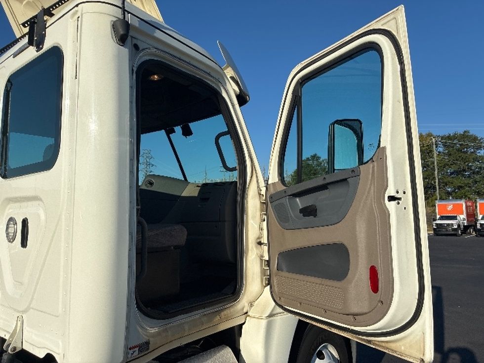 Day Cab Tractor-Heavy Duty Tractors-Freightliner-2019-Cascadia 12564ST-Greenville-SC-311,251\n\t\tmiles-$ 43,000 - Image 12