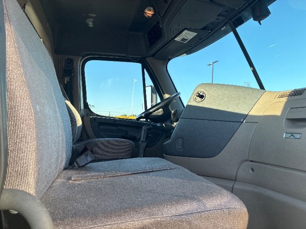 Day Cab Tractor-Heavy Duty Tractors-Freightliner-2019-Cascadia 12564ST-Greenville-SC-311,251\n\t\tmiles-$ 43,000 - Image 14