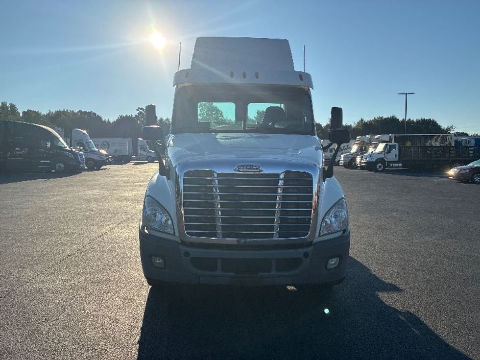 Day Cab Tractor-Heavy Duty Tractors-Freightliner-2019-Cascadia 12564ST-Greenville-SC-311,251\n\t\tmiles-$ 43,000 - Image 2